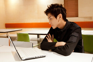 Hello, I'm Song Seung-hyun, a member of FT Island, an actor, and a genius who never loses focus.