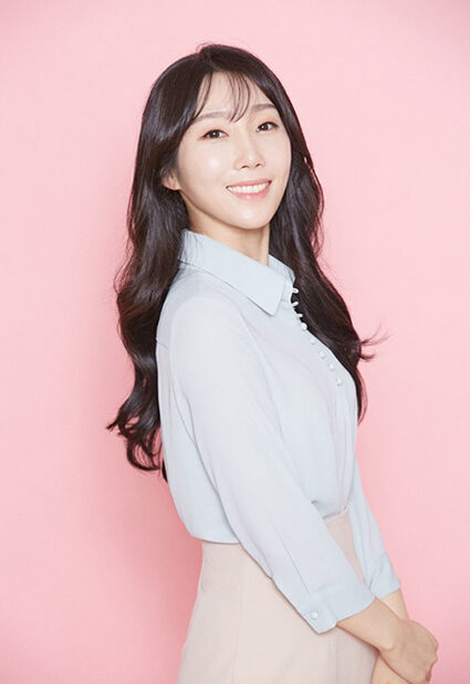 Hi! This is an actress Lee Hyun-Ah.